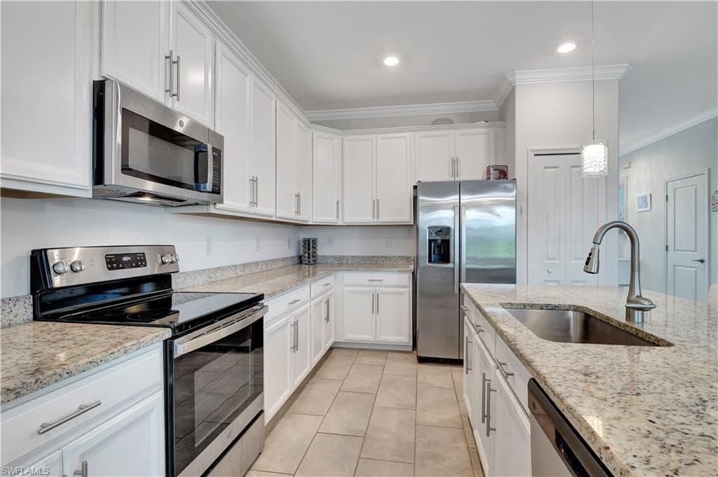 2122 Hamlin ST-10