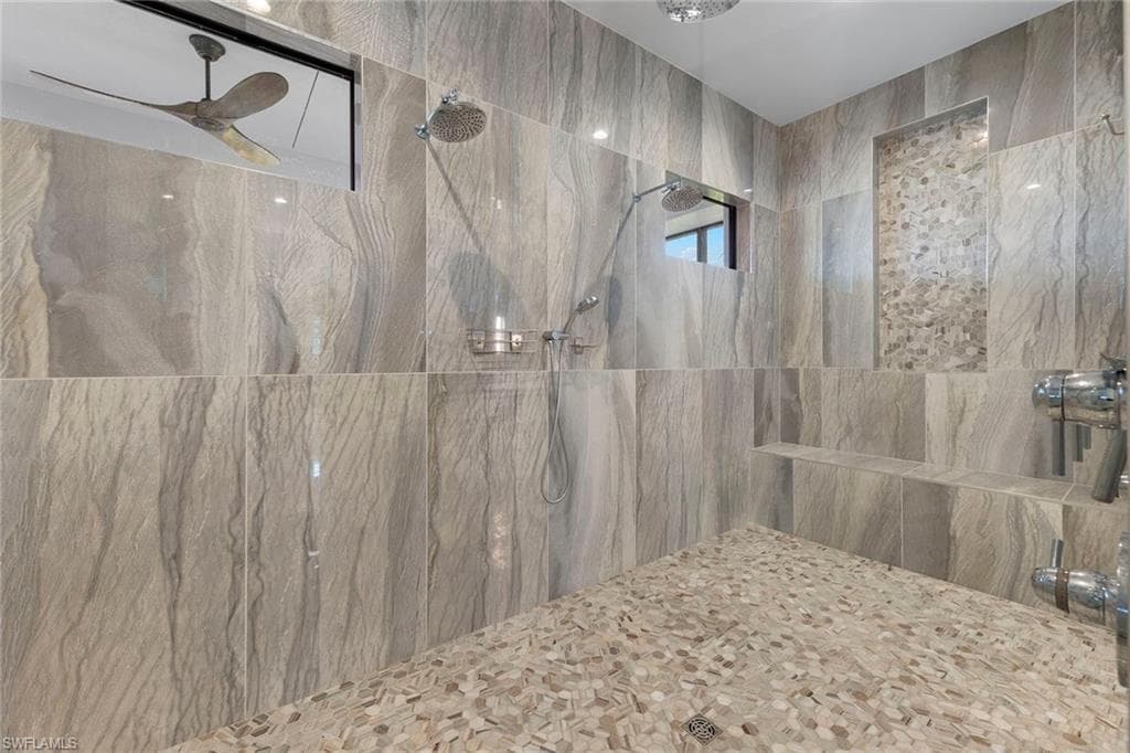 211 San Mateo DR-23