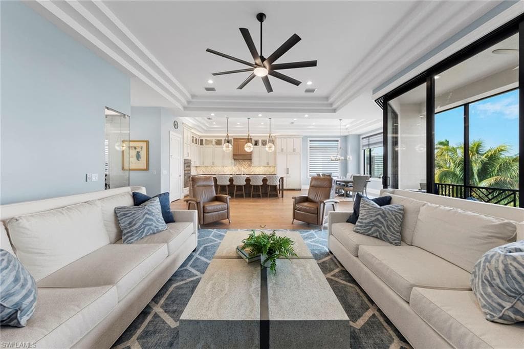211 San Mateo DR-12