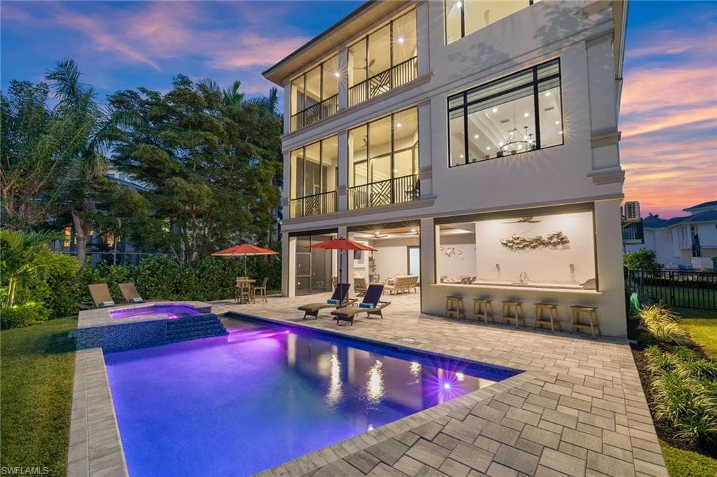 211 San Mateo DR-26