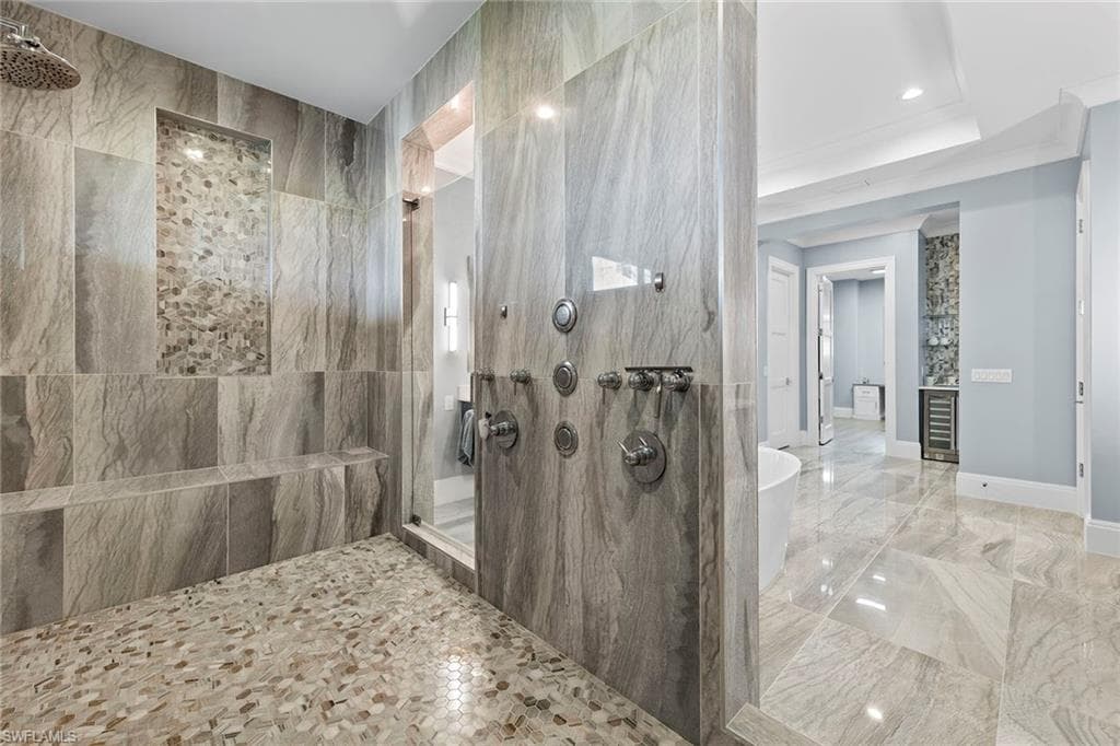 211 San Mateo DR-22