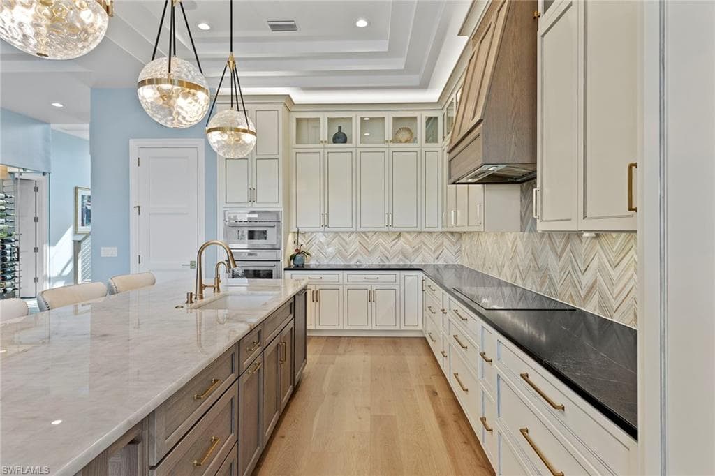 211 San Mateo DR-1