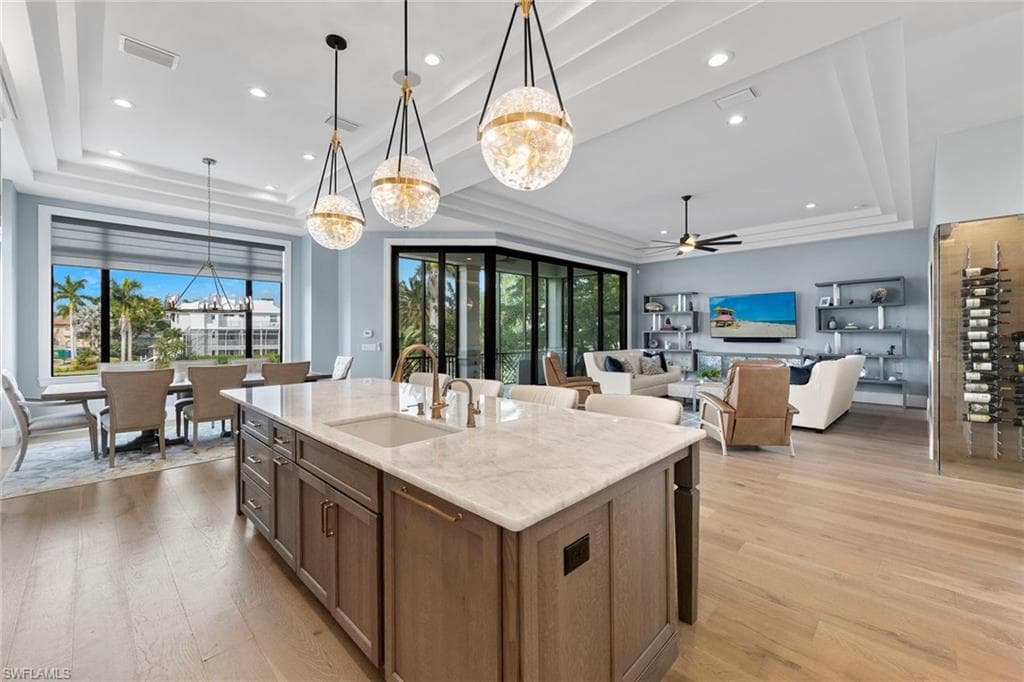 211 San Mateo DR-10