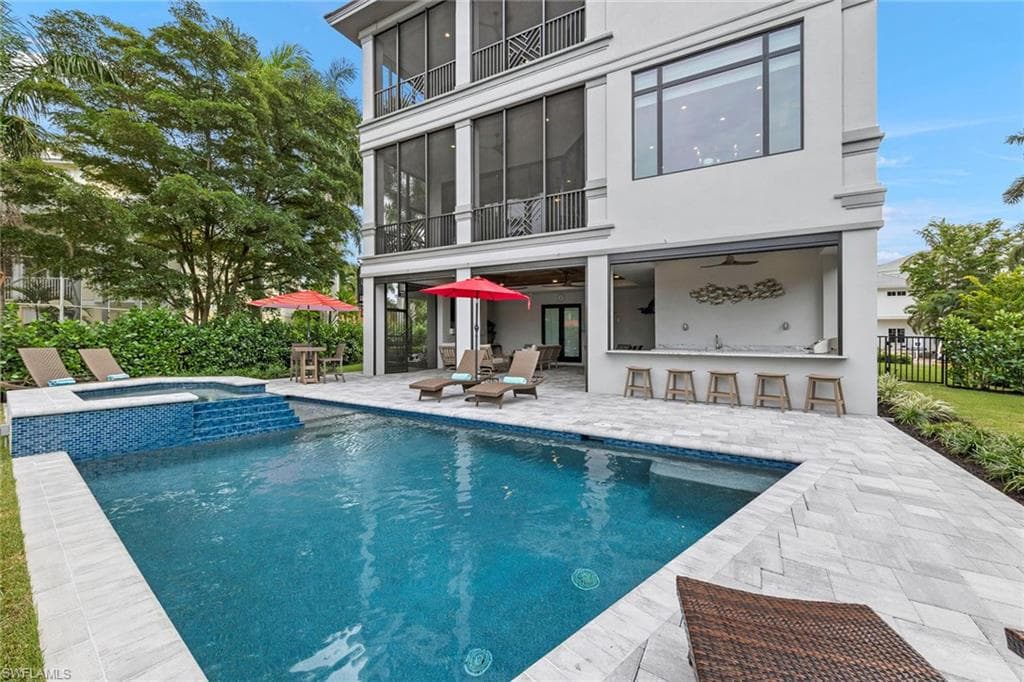 211 San Mateo DR-41