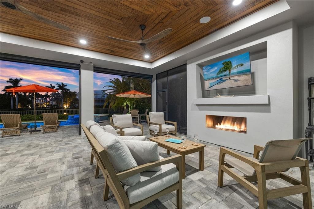 211 San Mateo DR-37