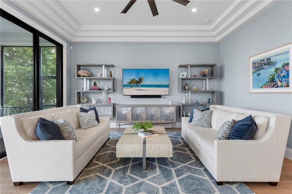 211 San Mateo DR-11