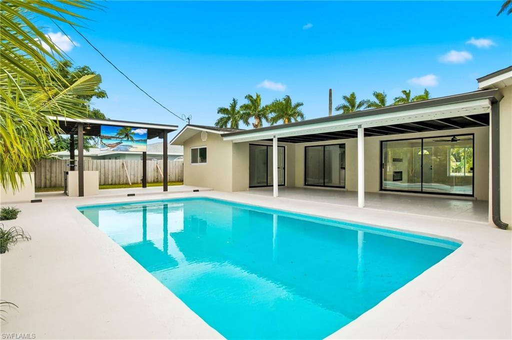 1560 Ricardo AVE-13