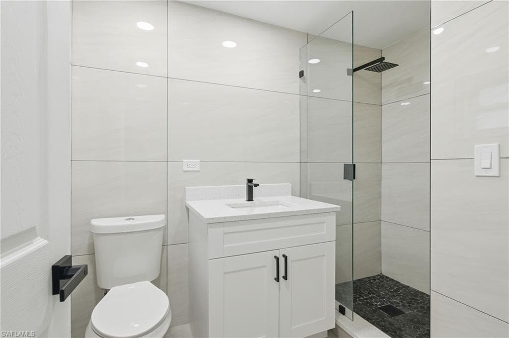 1560 Ricardo AVE-12