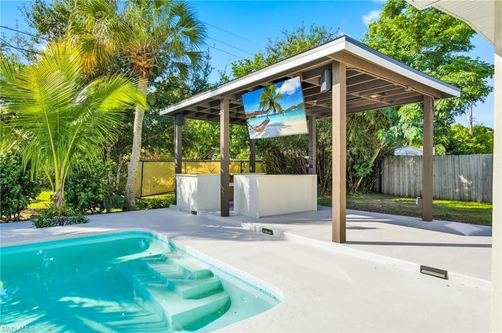 1560 Ricardo AVE-15