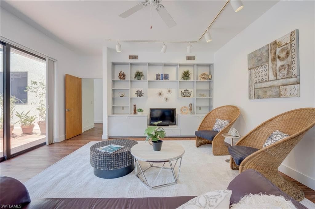 1215 Caloosa DR-9