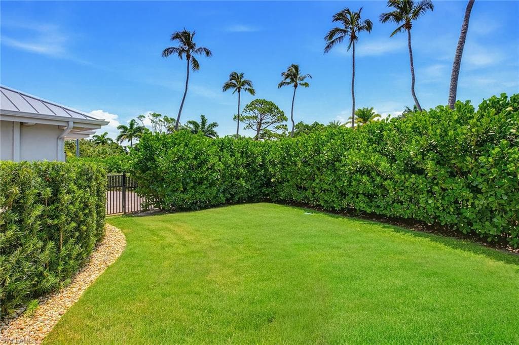 692 Banyan BLVD-24