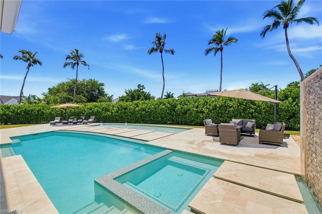 692 Banyan BLVD-10