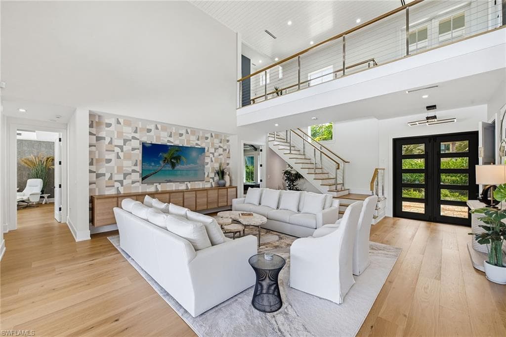692 Banyan BLVD-4