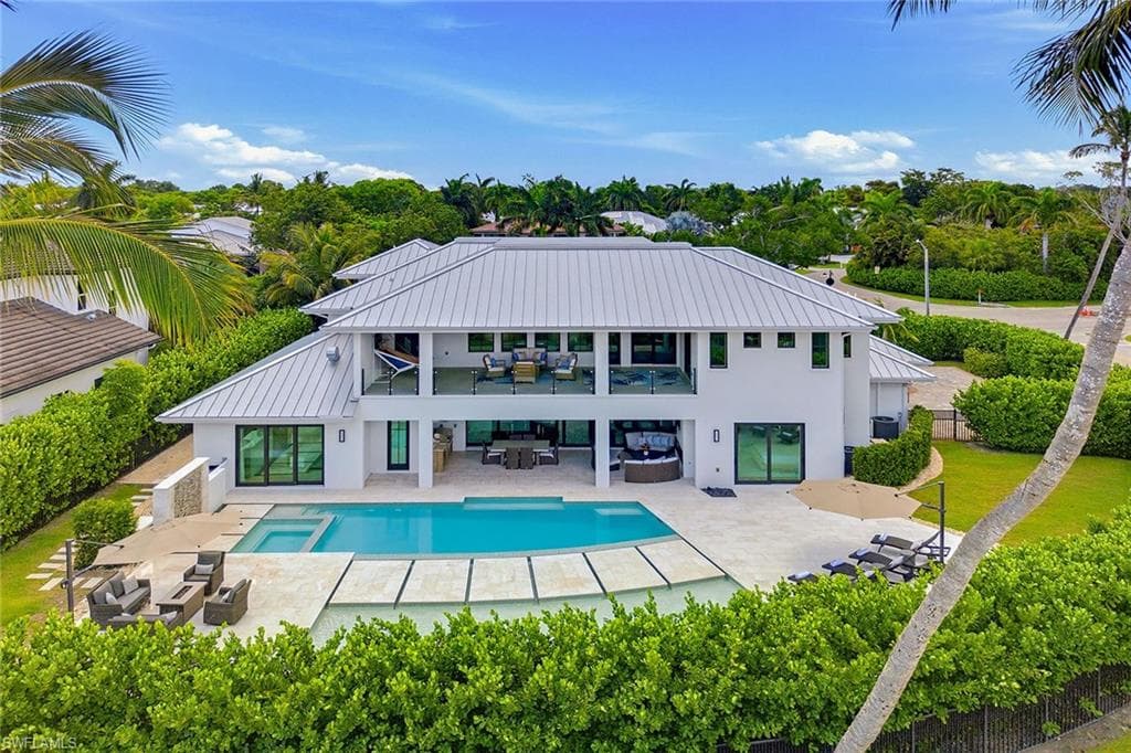 692 Banyan BLVD-25