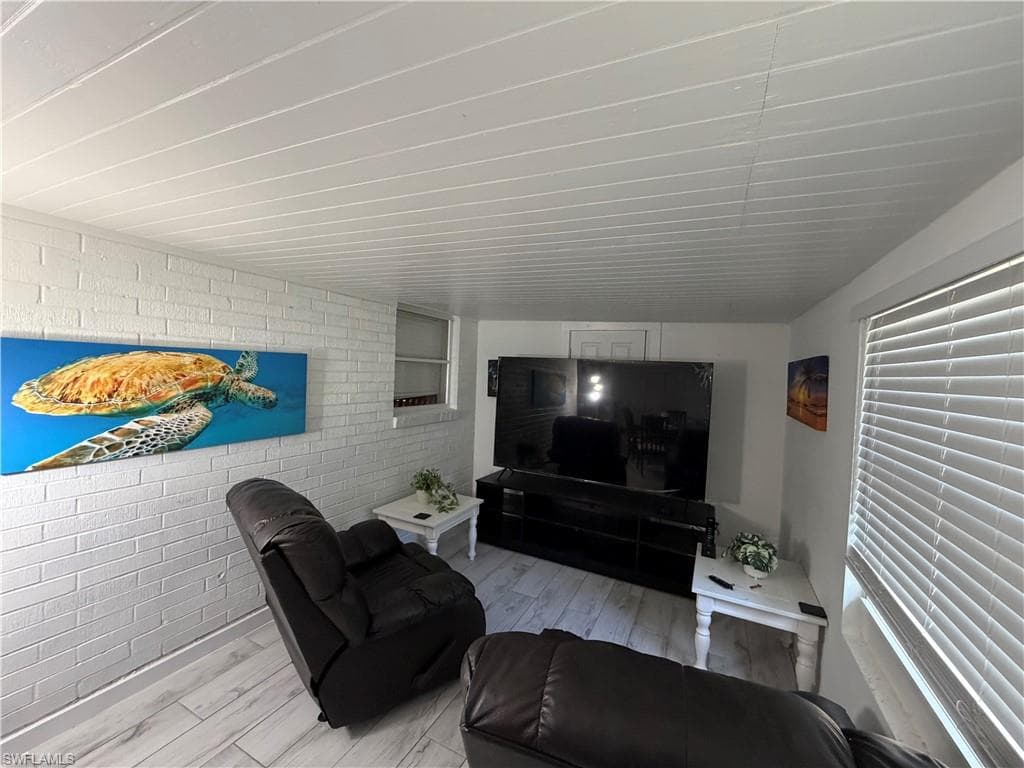 2140 Harbor LN-23