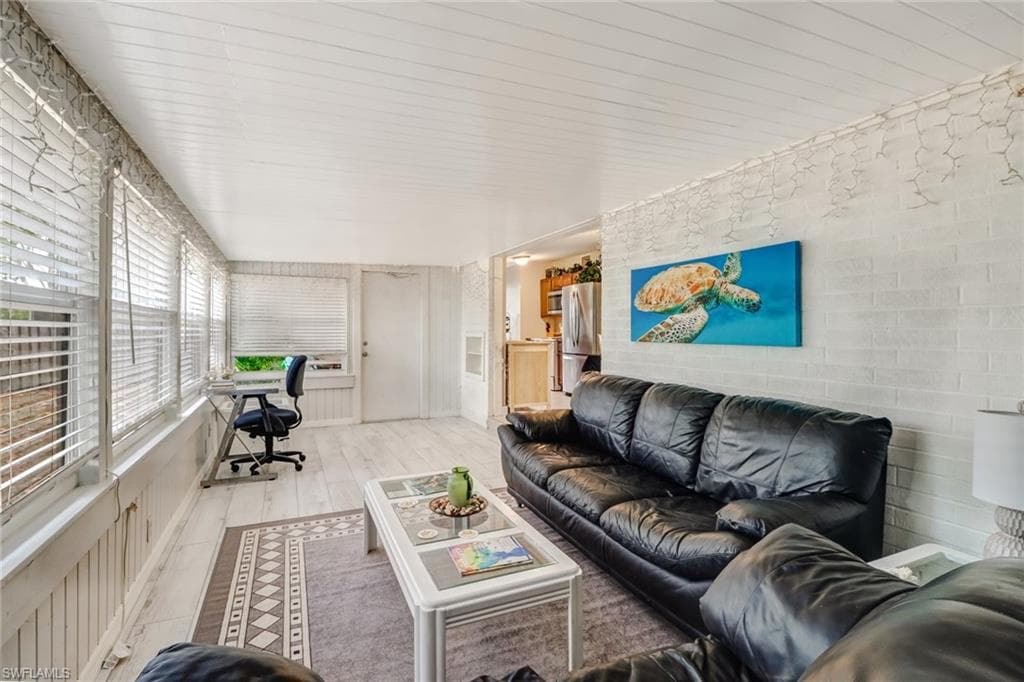2140 Harbor LN-20