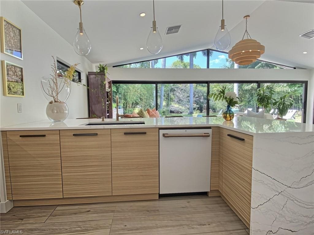 1031 Diana AVE-13