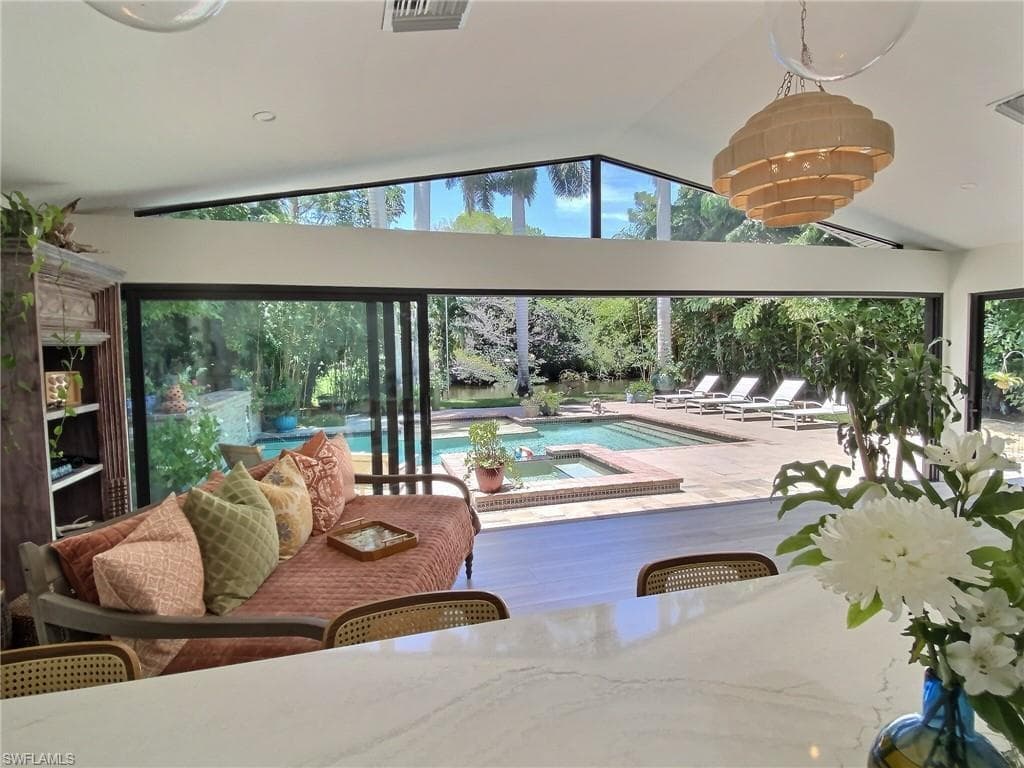 1031 Diana AVE-17