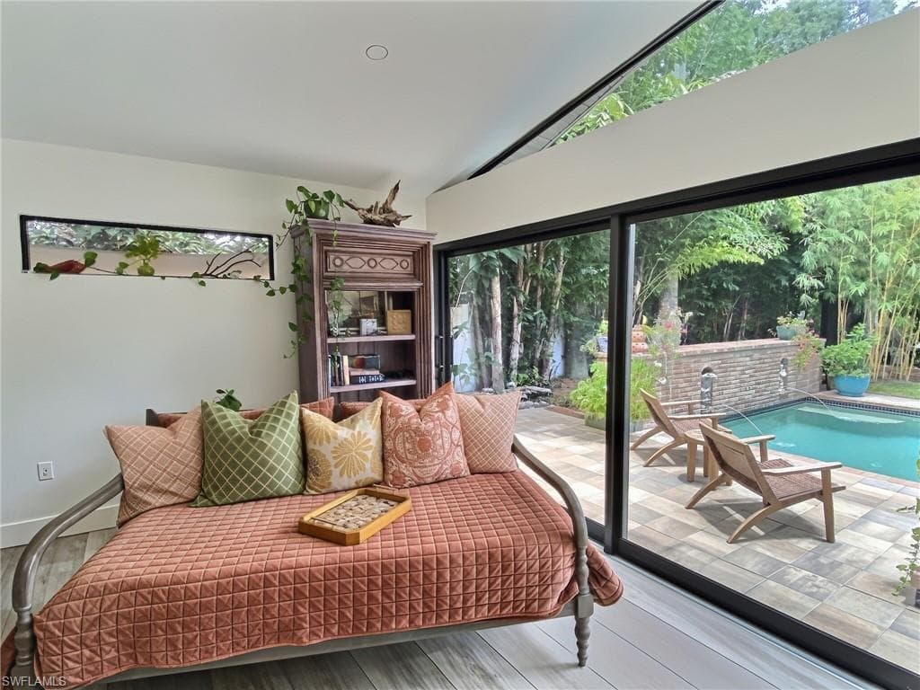 1031 Diana AVE-16