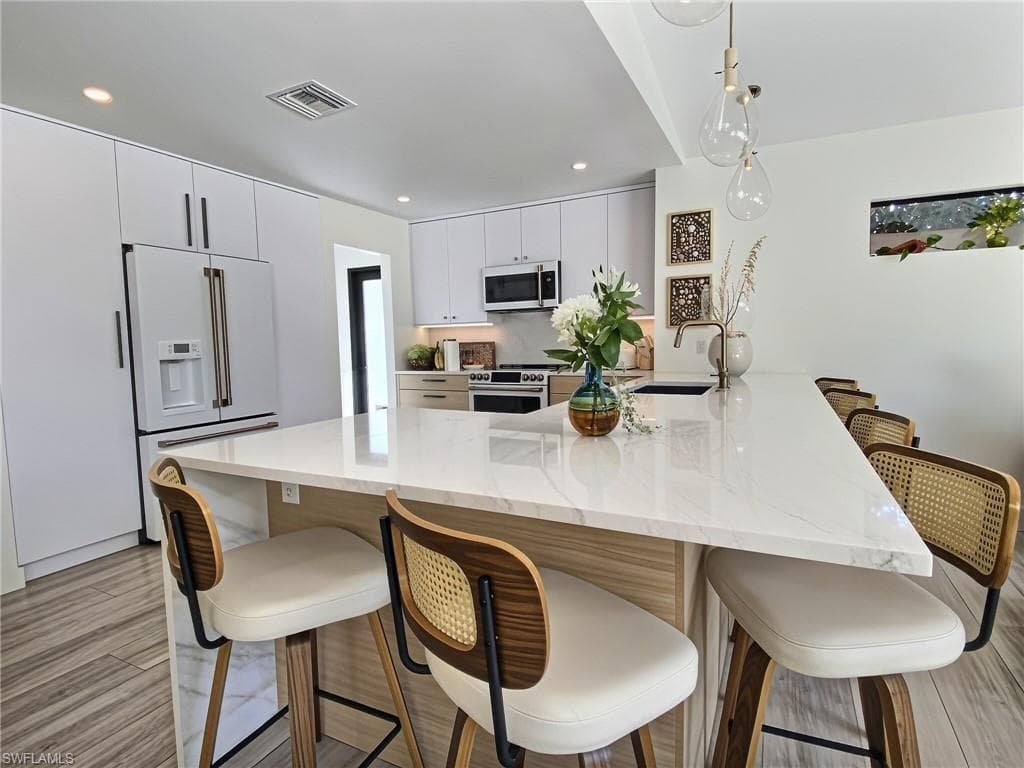 1031 Diana AVE-12