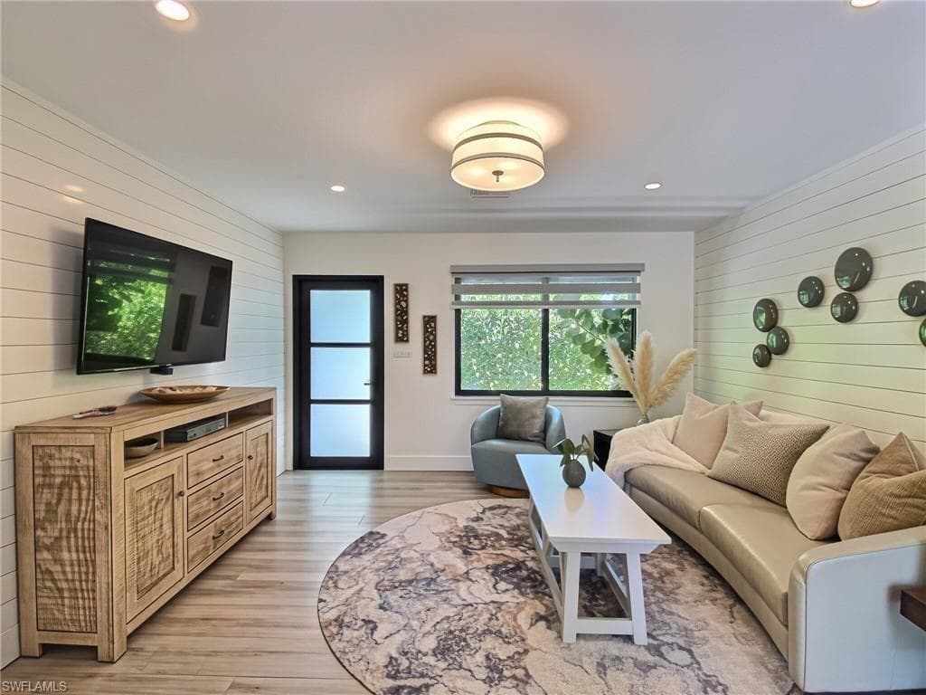 1031 Diana AVE-11