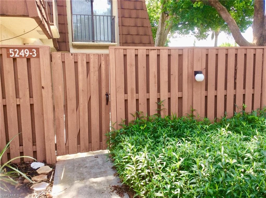 5249 Cedarbend DR 3-2