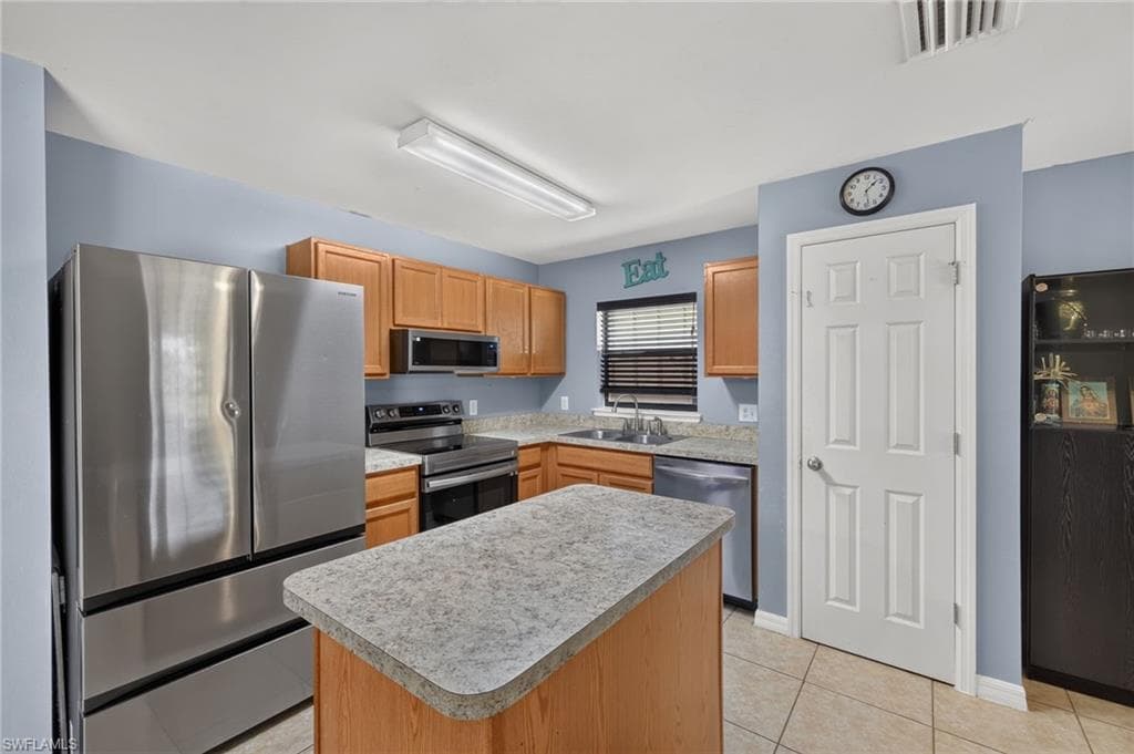 225 Shadow Lakes DR-9