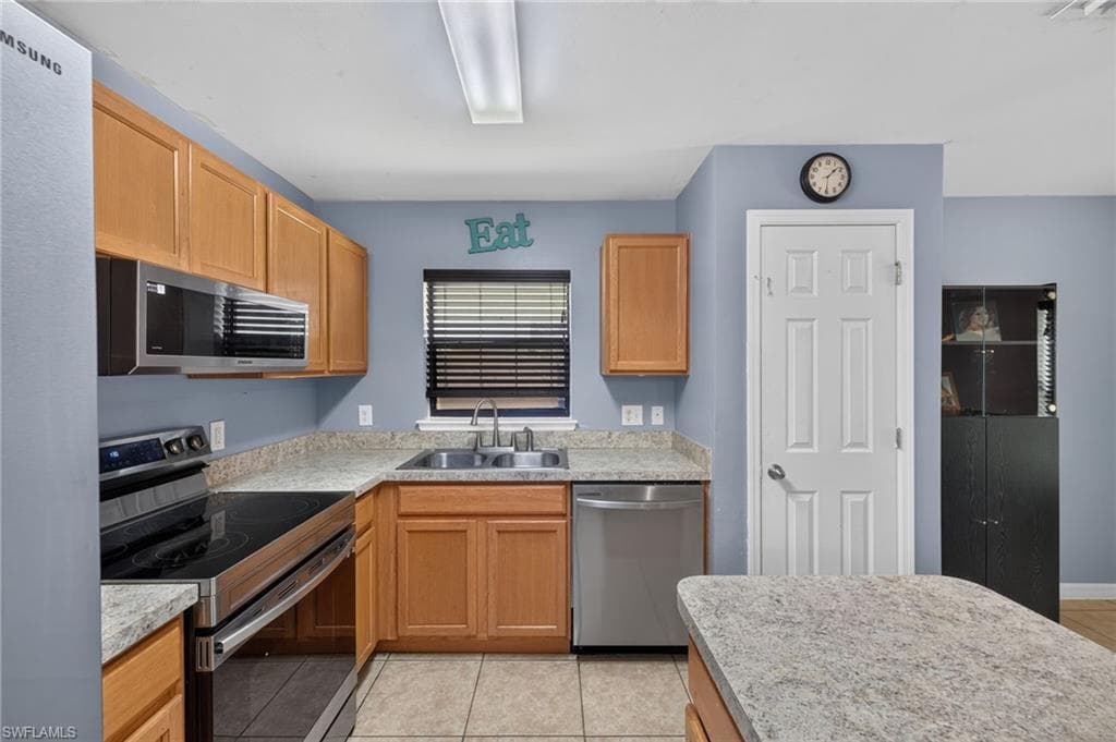 225 Shadow Lakes DR-11