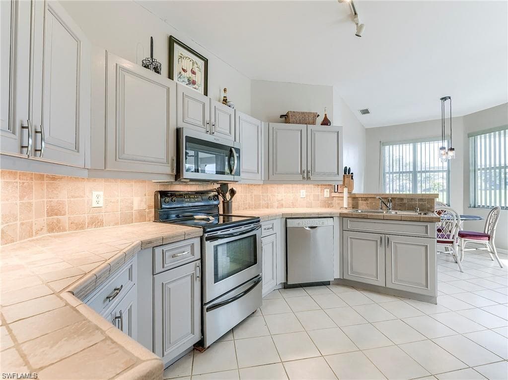 8529 Fairway Bend DR-11