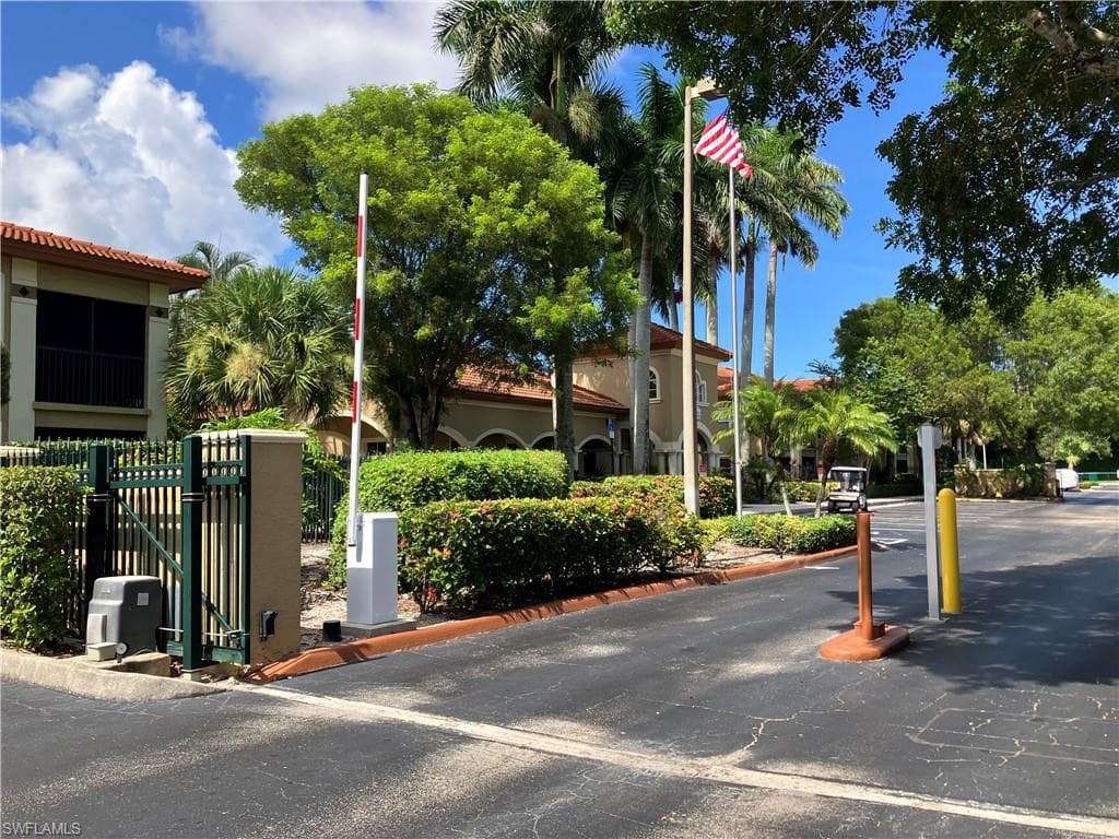 8920 Colonnades CT E 516-33