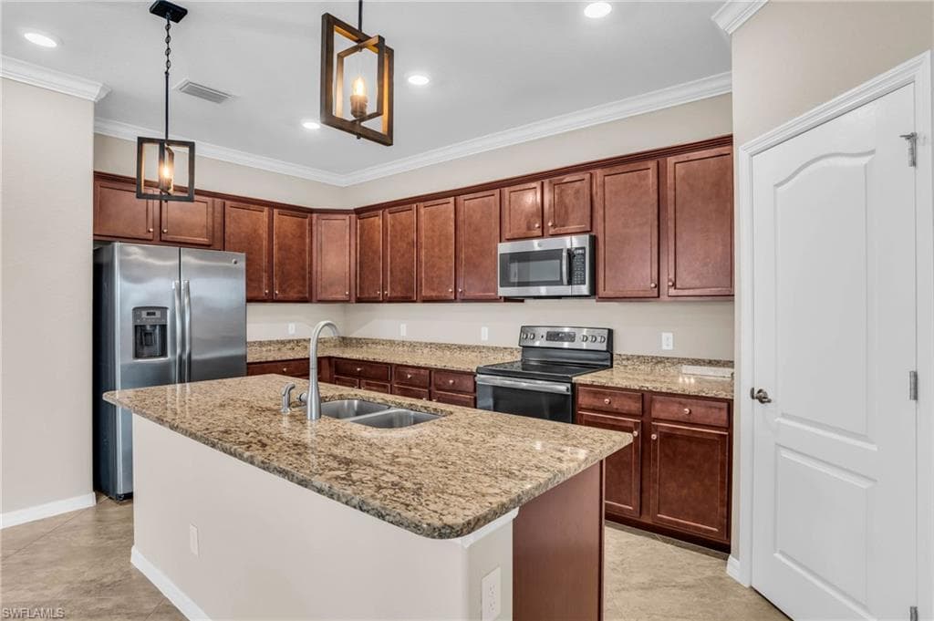 2061 Hamlin ST-3