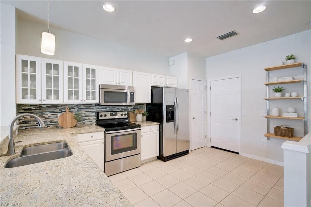 904 Hampton CIR-2