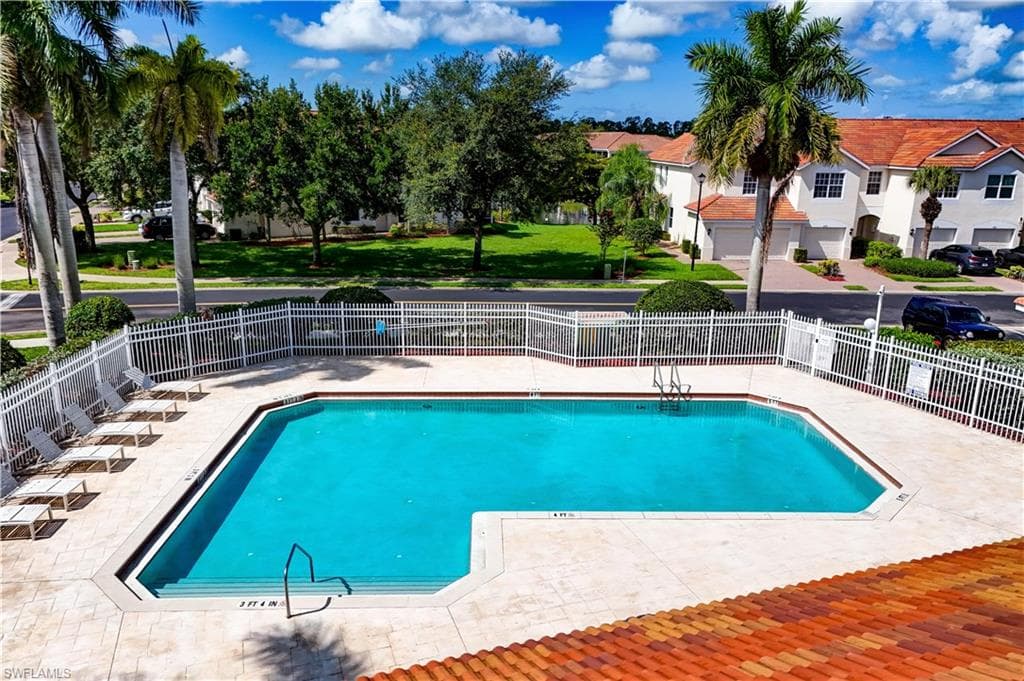 904 Hampton CIR-32