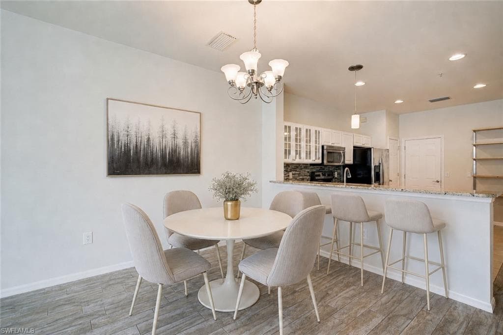 904 Hampton CIR-9