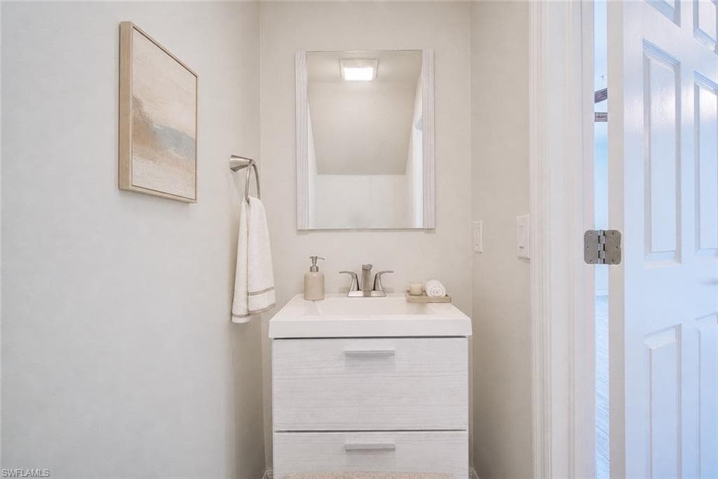 904 Hampton CIR-24