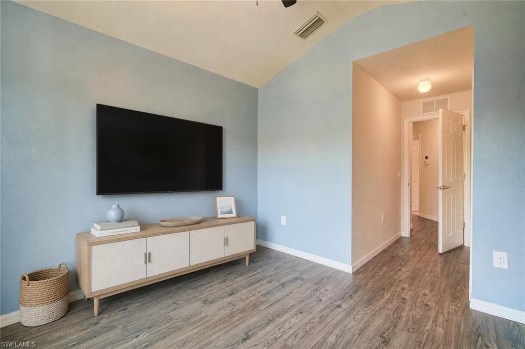 904 Hampton CIR-18
