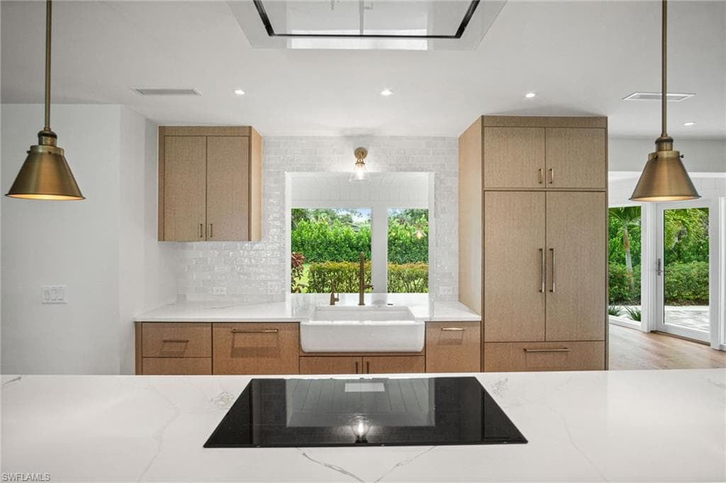 664 Pompano DR-15