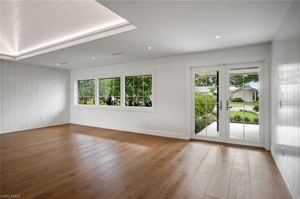 664 Pompano DR-11
