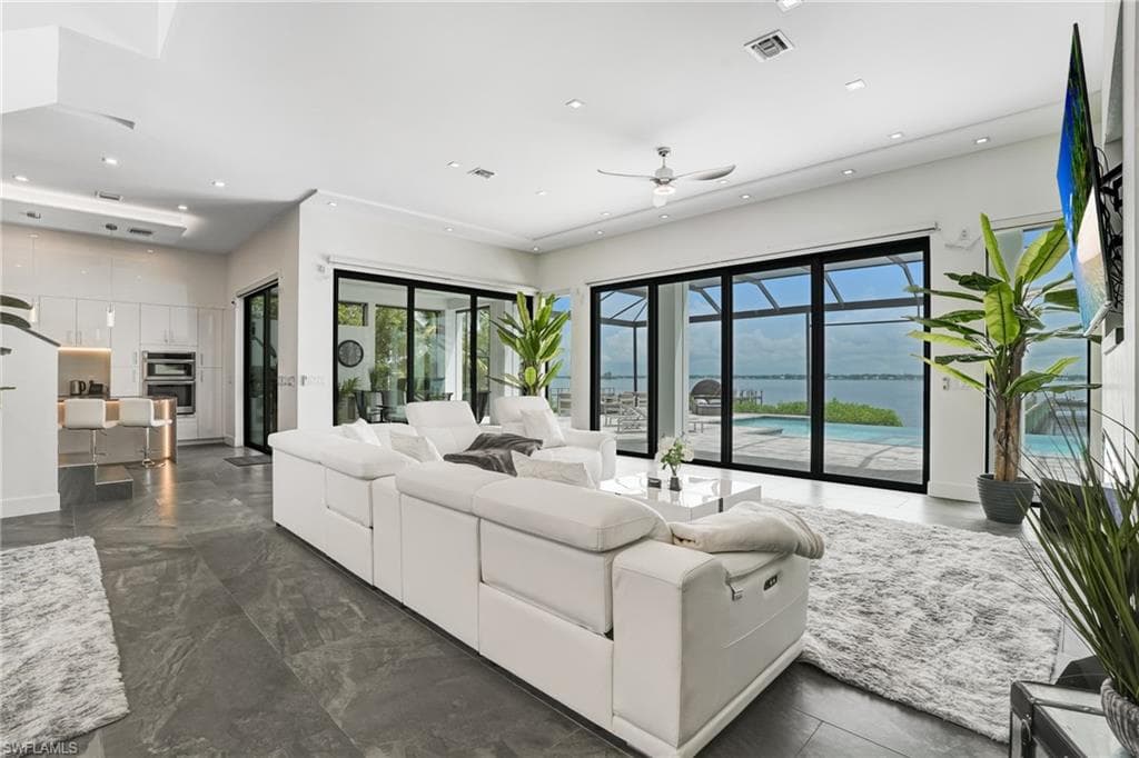 6390 River Club CT-13