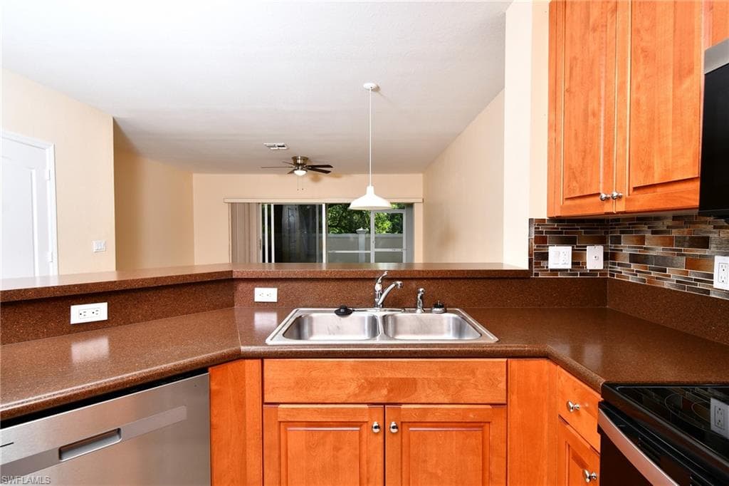 8585 Athena CT-9