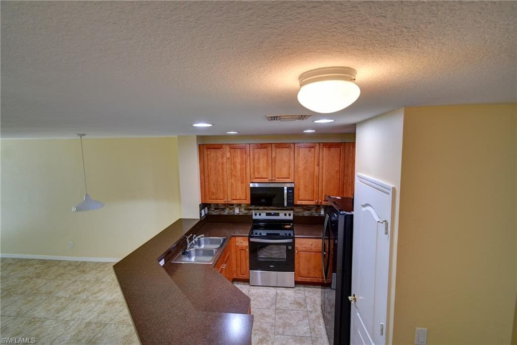 8585 Athena CT-10