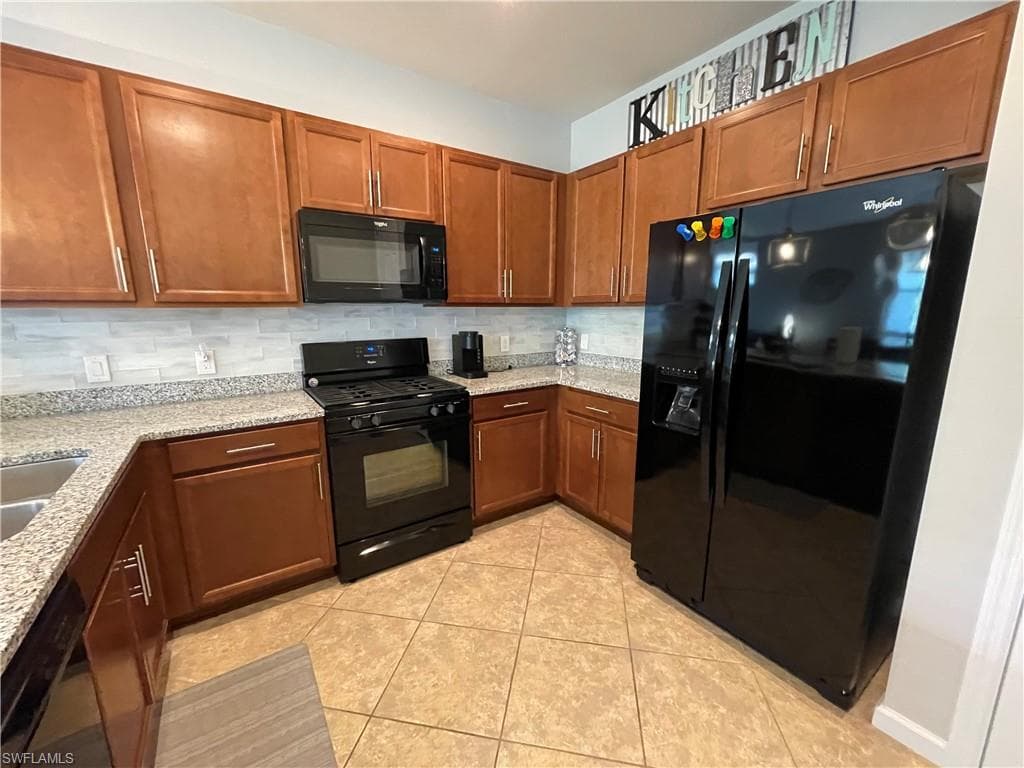 7631 Jacaranda LN-19