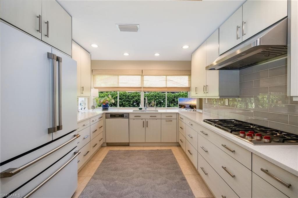 360 Edgemere WAY N 25-18