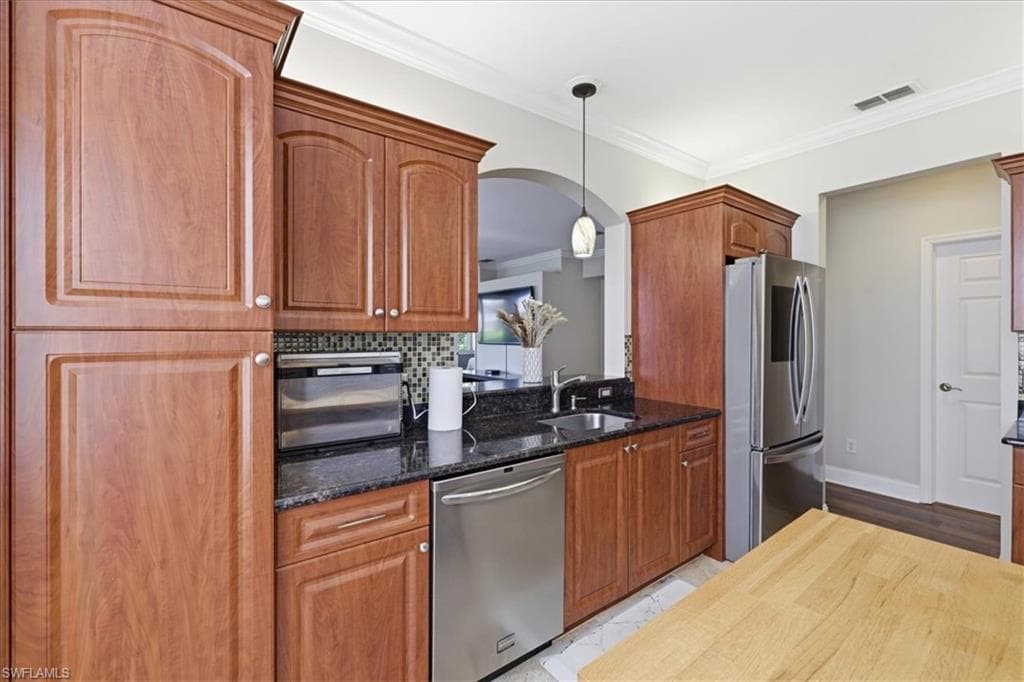 9361 Alamander CT 401-6