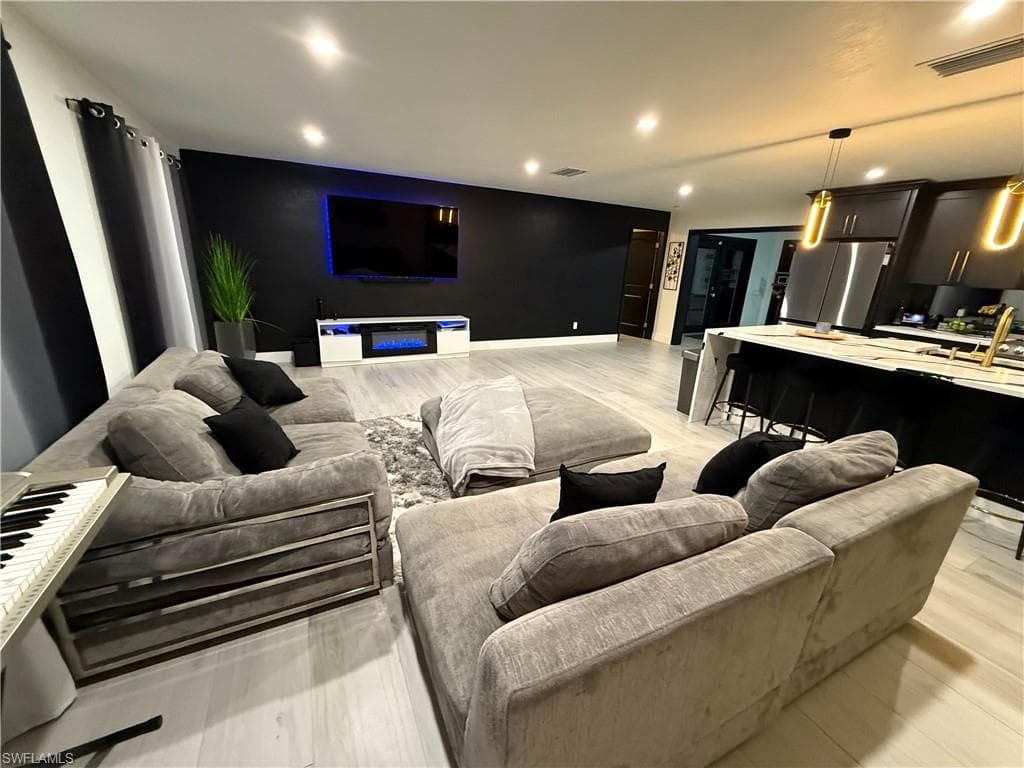 1475 N Larkwood SQ-4