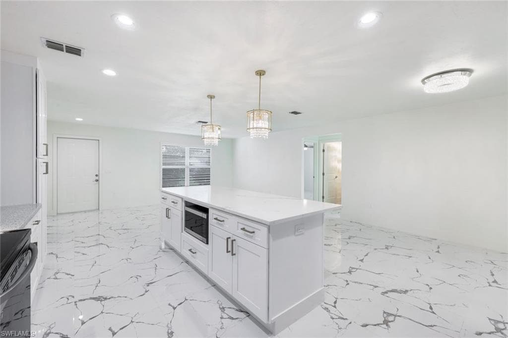 6031 Macbeth LN-11