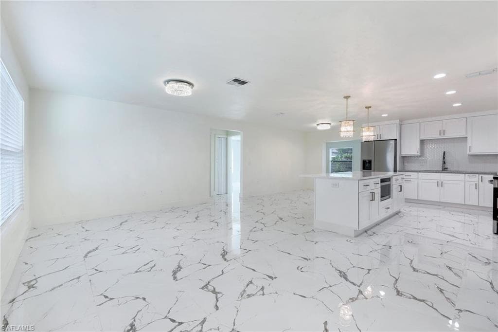 6031 Macbeth LN-4