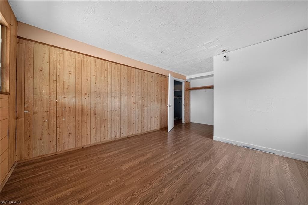 1846 Maple DR-23