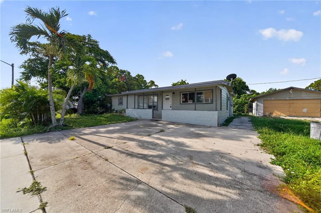 1846 Maple DR-2