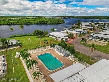 302 Shoreland DR-26